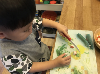 step1: 先將生果切成約 1cmx1cm尺寸，蟹柳除去包裝紙一樣切成小粒