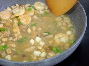 step4: 攪勻<span class="group_5">醬汁</span>，倒入鍋中煮滾，攪勻芡汁倒入煮成喜歡的稠度，淋在炒飯面便成。
