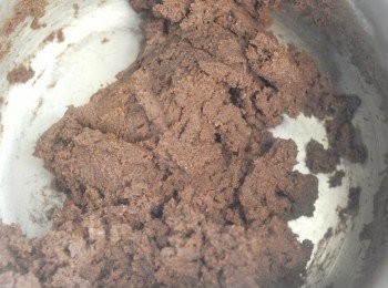 step2: 加入雞蛋拌勻，然後篩入麵粉、泡打粉、可可粉和鹽，徹底拌勻