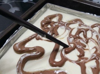 step9: 取出餅底，倒入原味餡，之後唧入朱古力餡，用筷子畫花