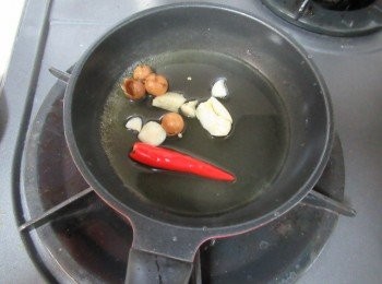 step2: 取小鍋子,倒入剩下所有材料煮滾,收乾到8分時放入步驟1,邊拌邊加熱,蕪菁葉夠熟即可.