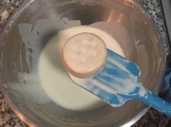 step8: 將<span class="group_2">芋泥</span>餅沾上一層<span class="group_3">粉漿</span>。