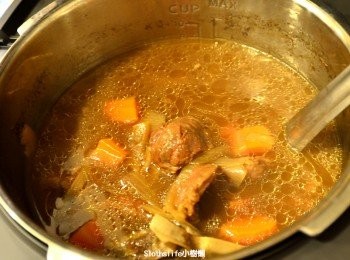 step5: 大火煮滾以後，轉小火燉煮至筋軟肉嫩入味即可
（若不想湯汁顏色太深，醬油可不需太多用鹽替代）