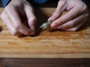 step4: 第四種方式：首先將蝦頭的部分剝掉，接著從頭的部分找到泥腸，然後輕輕的將泥腸往外拉出來，這樣就有蝦身完整且沒有泥腸的蝦子了喔。