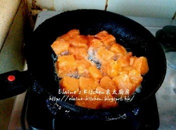 step12: 30分鐘後將年糕切粒或切片 , 放入鑊中煎至金黃即可