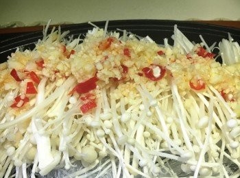 step6: 鍋底放入粉絲，加入清水1湯匙，將金菇菜放上粉絲上面，灑上蒜蓉及指天椒，加蓋，中火煮3分鐘，轉小火煮2分鐘，熄火，不要打算蓋，焗3分鐘中火煮3分鐘。(可改用隔水蒸，水滾後大火蒸10分鐘。)