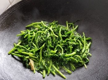 step10: 用薑片白鑊將西洋菜炒至出水，隔去菜水