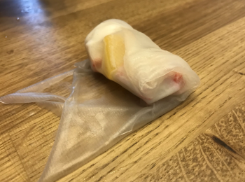 step4: 將已軟的米紙小心翼翼放在工作枱上準備包裹沙律。今次我們以包春卷的手法包這個沙律海鮮卷