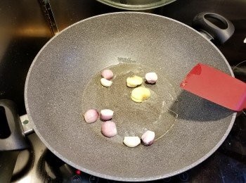 step6: -先起油鑊爆香蔥頭.蒜頭薑片