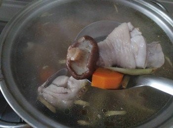 step3: 接著放入胡蘿蔔、香菇，再繼續熬煮10-15分鐘，