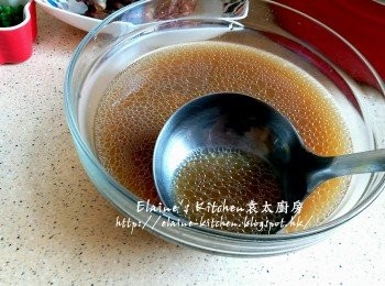 step10: 將湯用隔篩隔去其餘材料 , 盛起面上的油份去掉