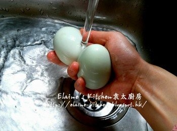 step6: 鹹蛋蒸好後盛起用水沖洗至涼
