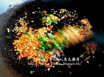 step12: 將炸蒜粒及紅椒粒放入鑊中先用中火爆香 , 再加入蔥粒及胡椒粉調味拌勻