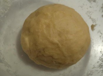 step3: 完成的麵團不沾黏、表面光滑，蓋上布，放入烤箱或密閉空間，初步發酵約1個鐘頭備用。