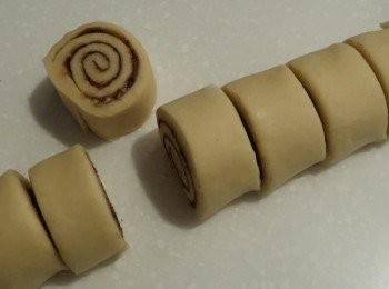 step7: 將步驟6的麵團捲成長條狀，並切成適量的大小備用。