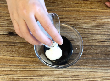 step7: 將黑芝麻醬及牛奶拌勻,再加入已座溶的魚膠水拌勻備用。