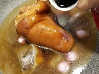 step10: 加入所有調味料,大火煮水滾後,轉細火炆40分鐘,反轉豬手再炆50分鐘,共炆個半鐘,熄火焗30分鐘