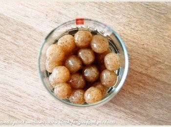 step2: 撕開黑木耳QQ圓(起司)的封膜，將內容物直接倒入玻璃杯中。