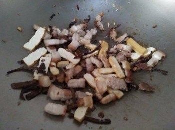 step2: 倒入水量200cc於鍋中(以能夠蓋過澎湖三層肉汆燙為主)，水滾煮後，放入三層肉【澎湖豬肉】，放入小火煮軟，約7-10分鐘，再以筷子戳肉是否軟嫩有熟 (注意不能汆燙過久，以免肉質太硬，而影響口感)，汆燙好三層肉【澎湖豬肉】放置一旁，稍許片刻等涼些，再切三層肉【澎湖豬肉】；