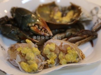 step1: -	蟹洗淨，曬上生粉後，熱鍋下油稍微煎