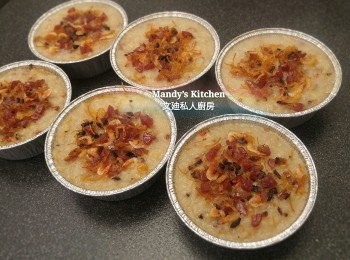 step16: 將三分一臘味材料平均撒在蘿蔔糕上。