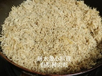 step3: 放鑊中用中慢火炒,要不斷炒,以防燒焦。太淡這時候可以加調味料。