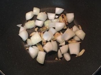 step5: 再下洋蔥丁炒開，
