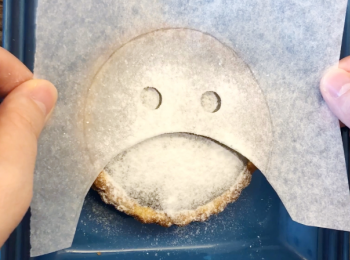 step11: 將牛油紙輕輕放上面，灑上防潮糖霜。