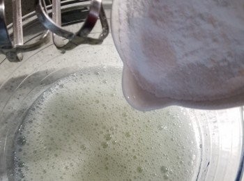 step9: 電動打蛋器用底速先打3個蛋白,打至起泡後才加入1/3砂糖霜(裝蛋白盤不可以有水份及雜質)