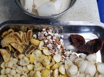 step5: 預備好各項材料:半個陳皮浸軟，無花果乾剪開厚片，茨實洗淨，將所有材料加入4公升水，煮約2一3小時，落鹽調味即可(如果用明火就大火煮滾轉中小火煮)(鮮百合一起落湯會較濃郁）