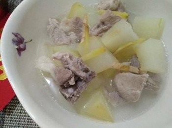 step3: 接著放入冬瓜，放入少許的塩調味，再繼續熬煮10-15分鐘，