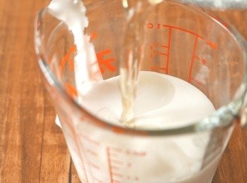 step5: （椰汁層）把冰糖和水放入鍋中，間中攪拌，以中小火煮至冰糖溶化後，把冰糖水加入椰漿中攪勻備用。