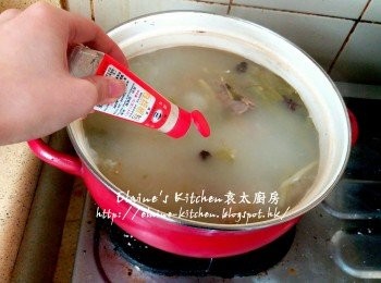 step10: 湯底煲1小時後加少許鹽及胡椒粉調味拌勻