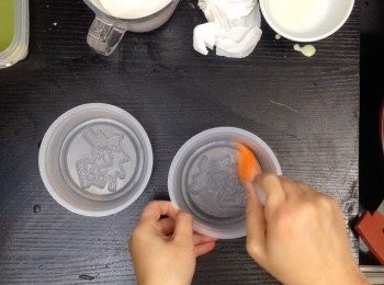 step8: 模具先掃上油