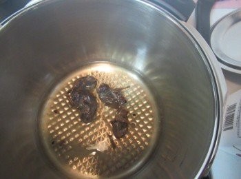 step2: 取快鍋,放入烤麻雀,昆布粉及水,蓋鍋蓋加壓4分鐘熄火待洩壓.