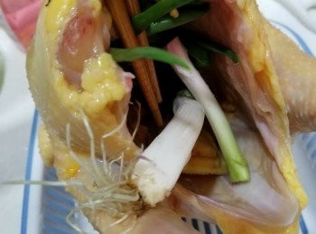 step5: 雞身亦放入餘下的薑片及薑段。