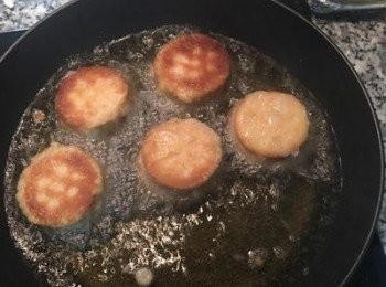 step10: 翻面炸到兩面金黃酥脆即可起鍋瀝油。