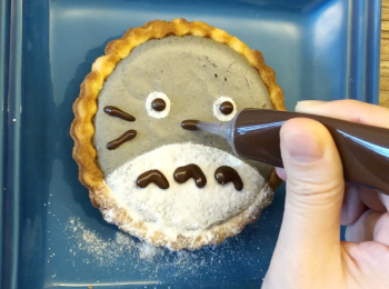 step12: 用熱水座溶朱古力筆，畫上其他,加上杏仁當作耳朵完成。