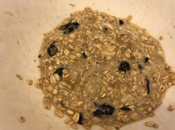 step4: 倒入奶、蛋液，拌勻（如果太稀可以再加麥皮）