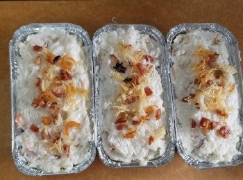 step8: 將蘿蔔粉槳倒入盆中，糕面放上少許<span class="group_2">臘味</span>裝飾。