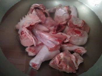 step1: 薑片切絲，乾香菇洗淨並泡水(以冷開水泡水一下約20分鍾），雞肉清洗，備一鍋水煮開，放入雞肉，汆燙一下去血水至雞肉10分鐘呈熟白肉，即可撈起，再把水倒掉，