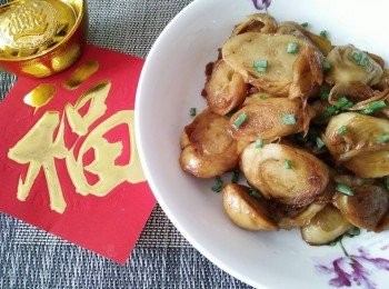 step3: 依序放入少許水、醬油【萬家香】、糖，大約再續煎約7-10分鐘，看麵腸有沒有熟，若麵腸已熟，再灑上青蔥，悶鍋蓋約1分鐘後，