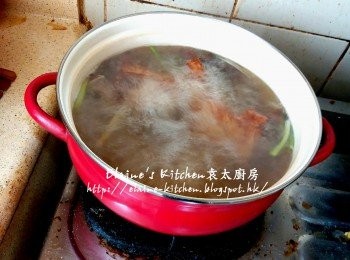 step7: 用中火煲滾 , 拌一拌勻材料後蓋上蓋轉慢火煲45分鐘