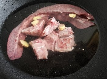 step7: 將豬骨，豬橫脷出水，放入臘鴨肶，掌，翼拖走油份