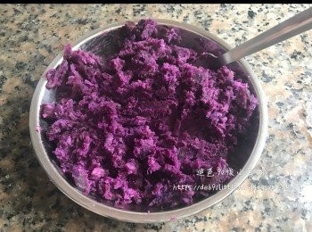 step2: 紫薯去皮，之後切片，水滾後（中小火）隔水蒸15分鐘，再用叉壓成泥/半泥狀。