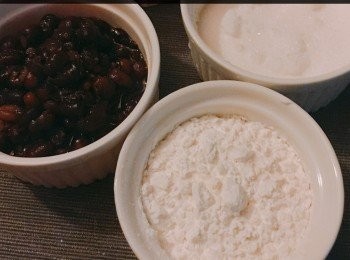 step1: 首先將花奶、椰漿和粟粉倒入一個碗內拌勻。