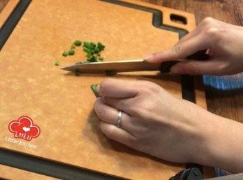 step5: 蔥切成蔥花備用