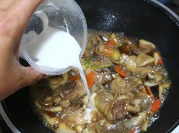 step10: 開蓋之後，視個人喜好加入少量的砂糖及適量的太白粉水芶芡後拌匀，再依個人口味適量的加入鹽巴調味，起鍋之前再加入少量的麻油及香油，拌匀後即可。