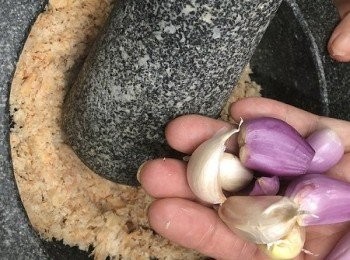 step2: 加入蒜頭、紅蔥頭