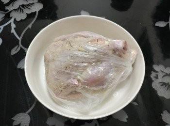 step5: 將雞放進膠袋內， 冷藏一夜